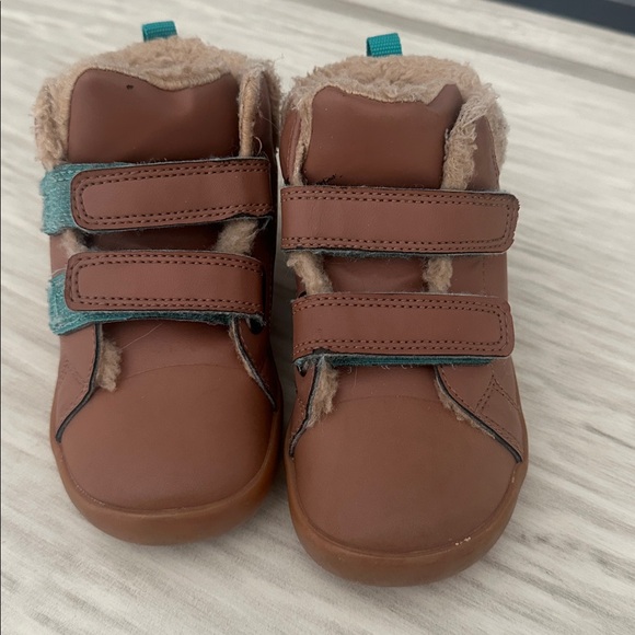Ten Little Furry high top (US 8)
Gently used - Picture 1 of 4